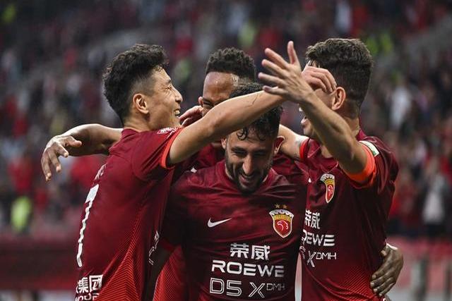 关于比赛现场热闹异常，球员们奉献精彩表演的信息