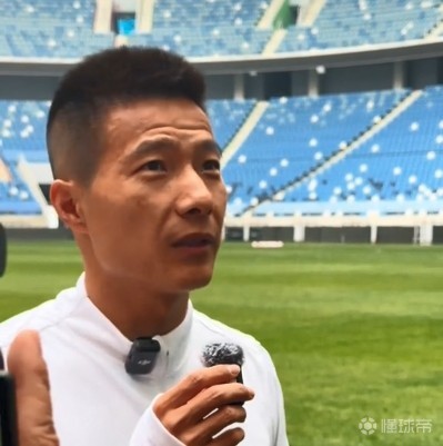 关于卡尔蒂斯球迷现场助威，球队斗志昂扬的信息