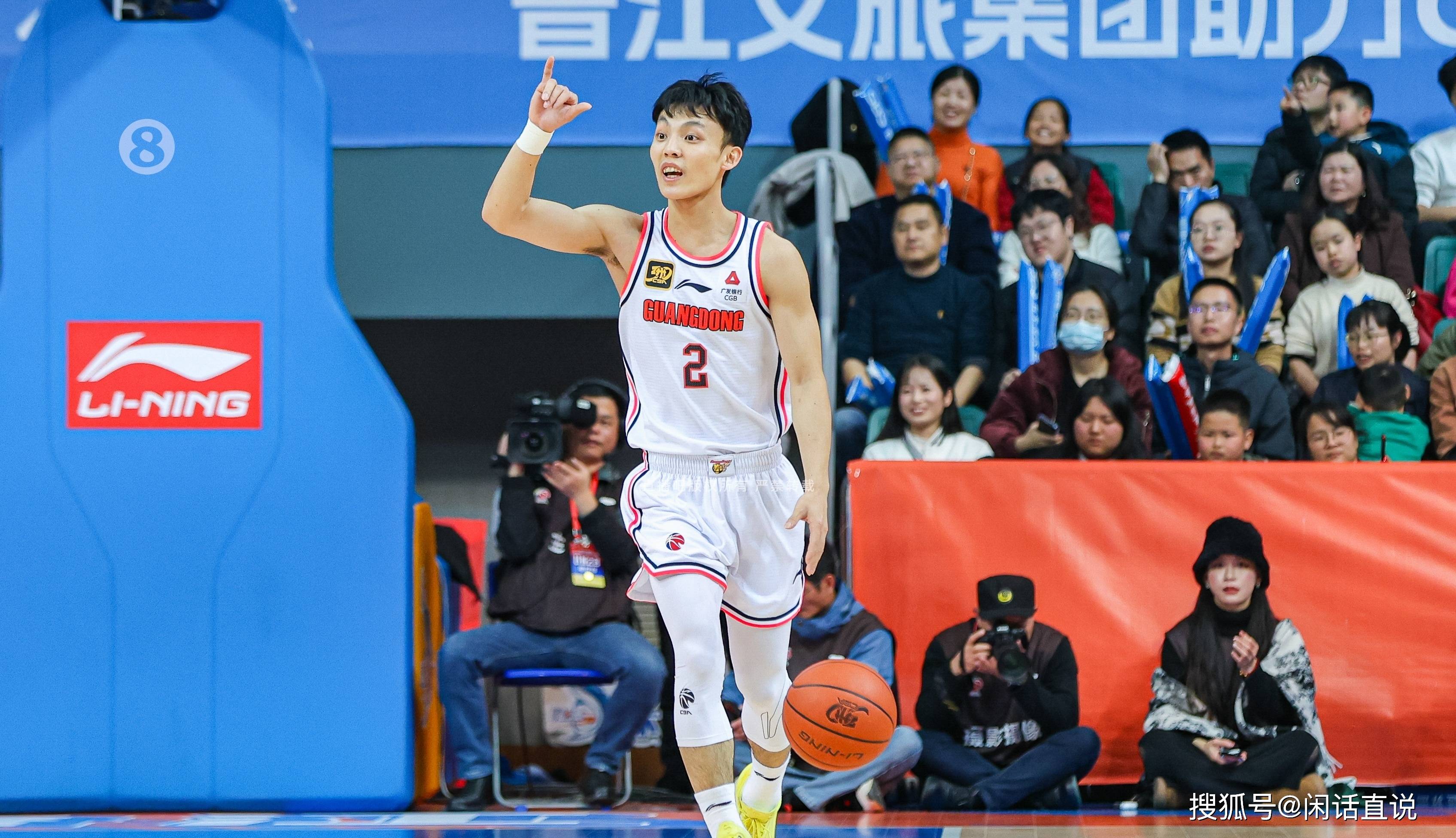 广东男篮某些球迷开始切割，杜锋是新疆人，曲绍斌是辽宁人！