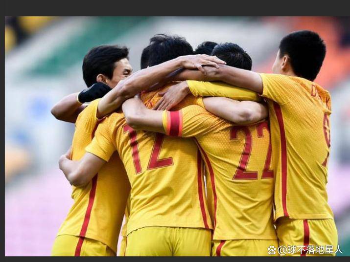 国足东亚杯首战出炉！重回双后腰战术，首发11人浮现