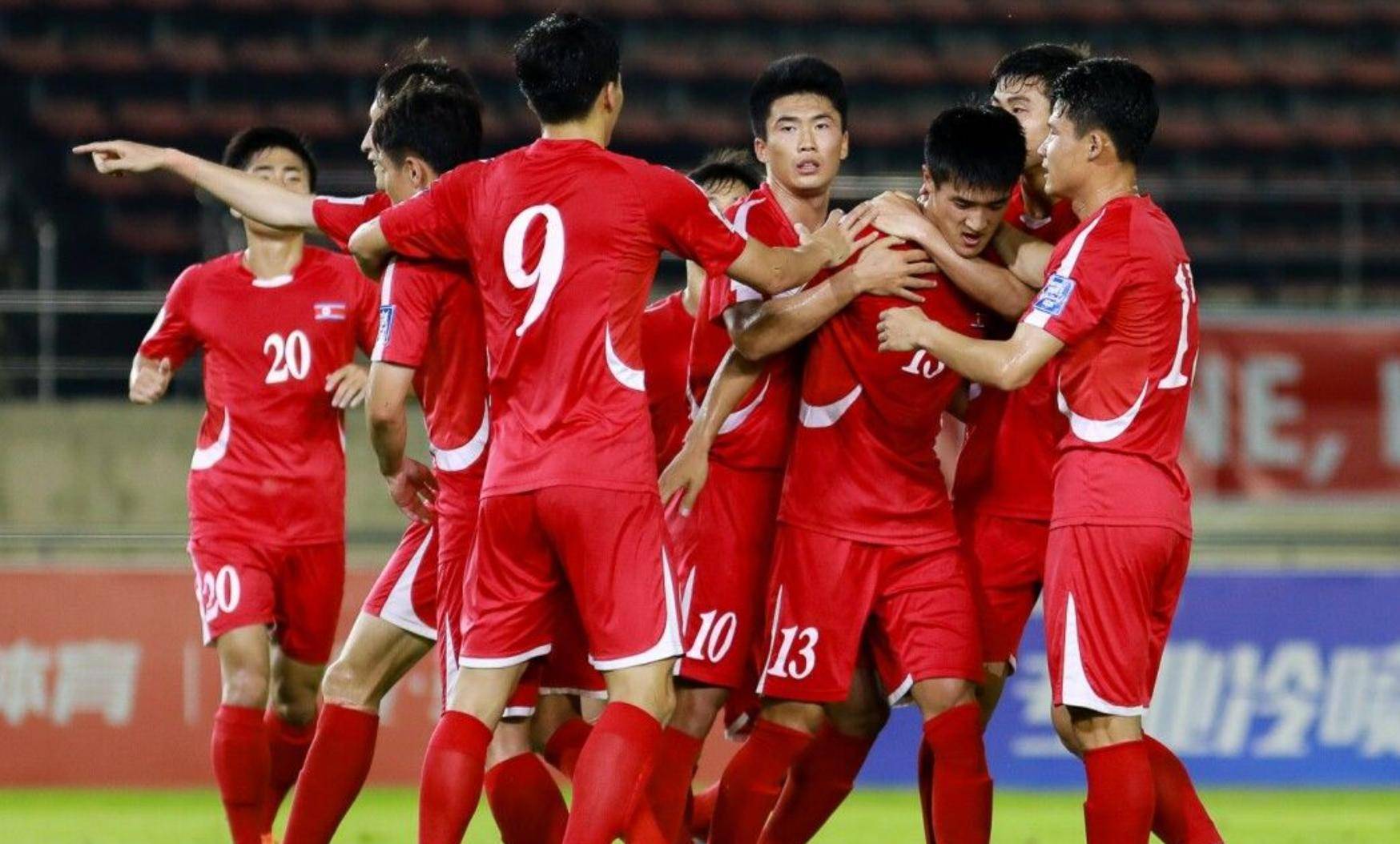国足东亚杯首战出炉！重回双后腰战术，首发11人浮现
