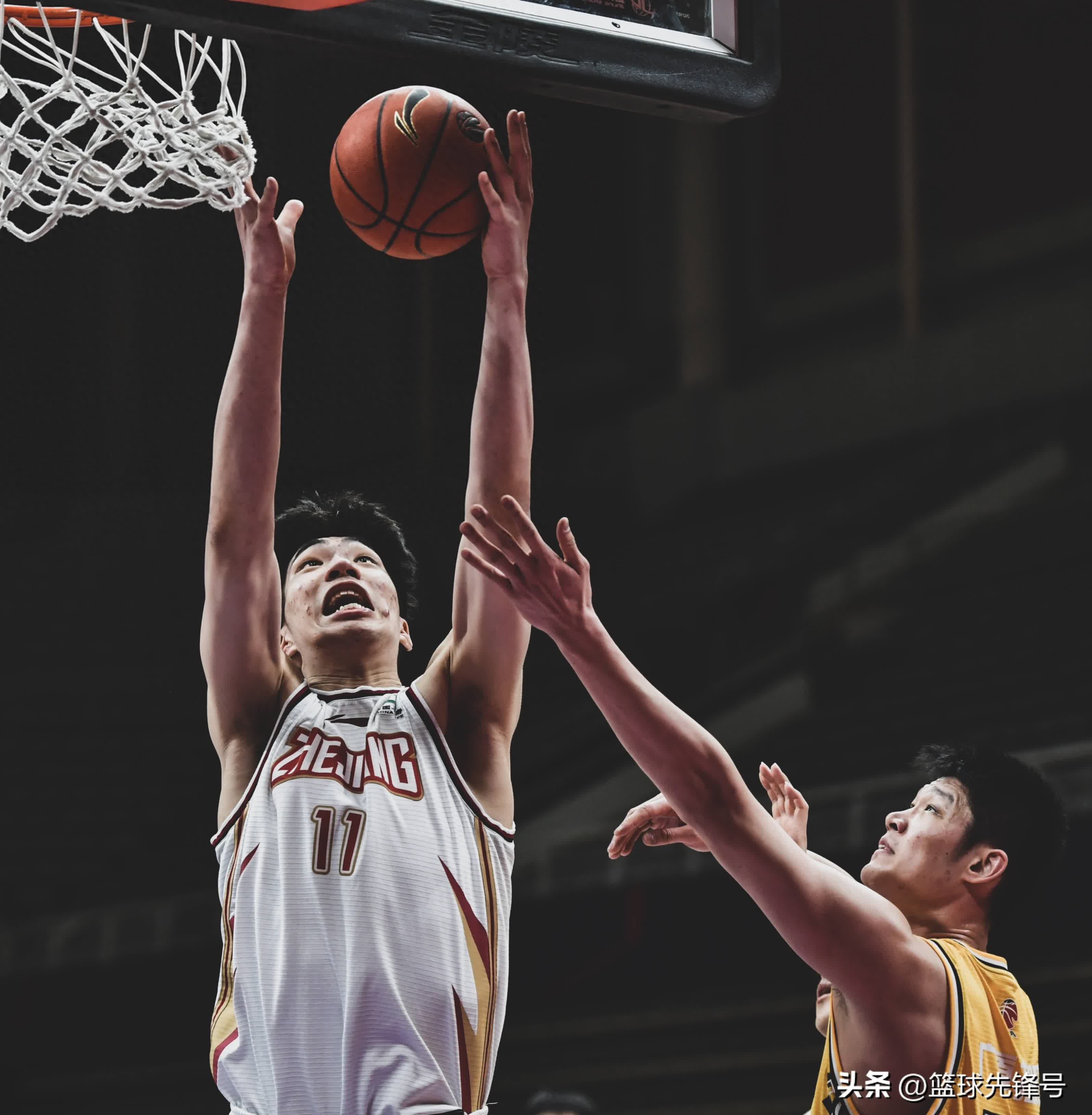 周琦31分曾凡博28+10首钢大胜福建广东胜广州